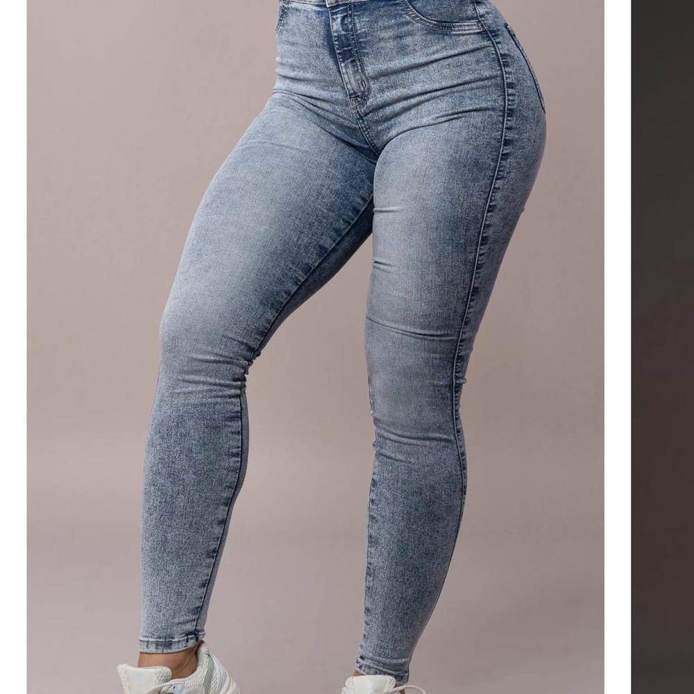 FITJEANS Women's Contour Acid Wash Jeans